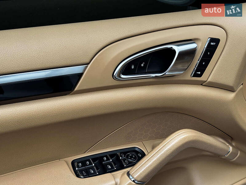 Внедорожник / Кроссовер Porsche Cayenne 2015 в Киеве