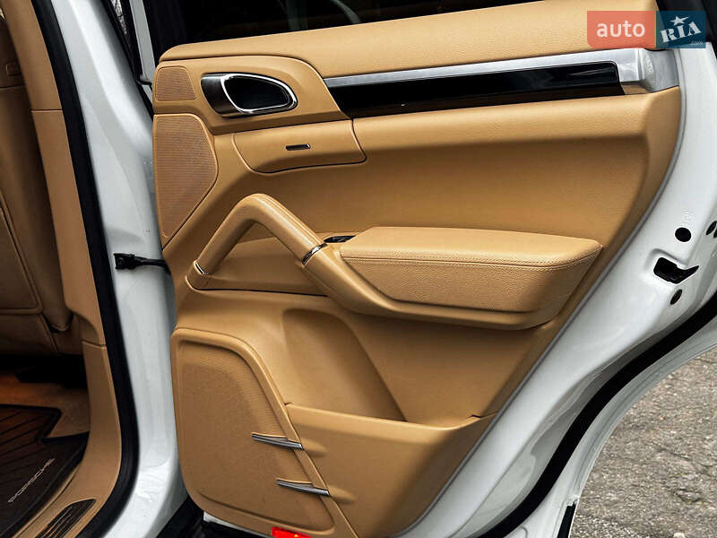 Внедорожник / Кроссовер Porsche Cayenne 2015 в Киеве