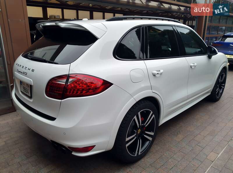 Внедорожник / Кроссовер Porsche Cayenne 2014 в Киеве