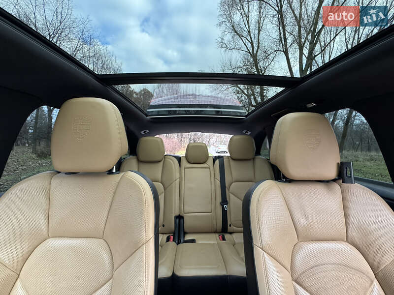 Внедорожник / Кроссовер Porsche Cayenne 2016 в Киеве