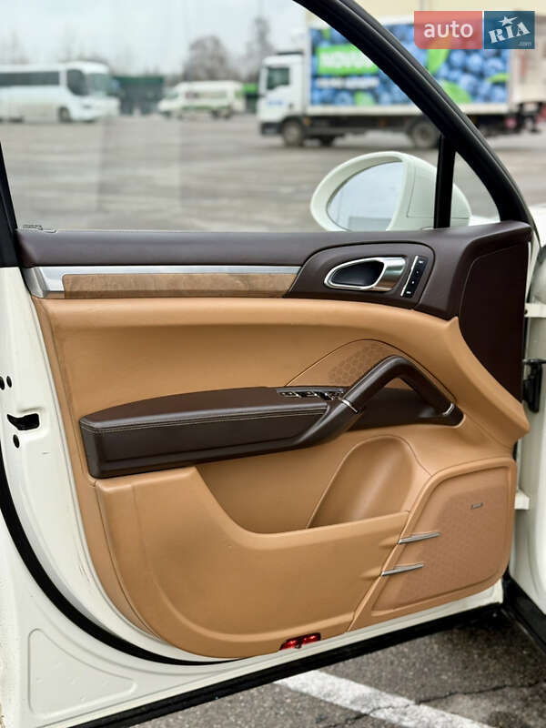 Внедорожник / Кроссовер Porsche Cayenne 2011 в Киеве