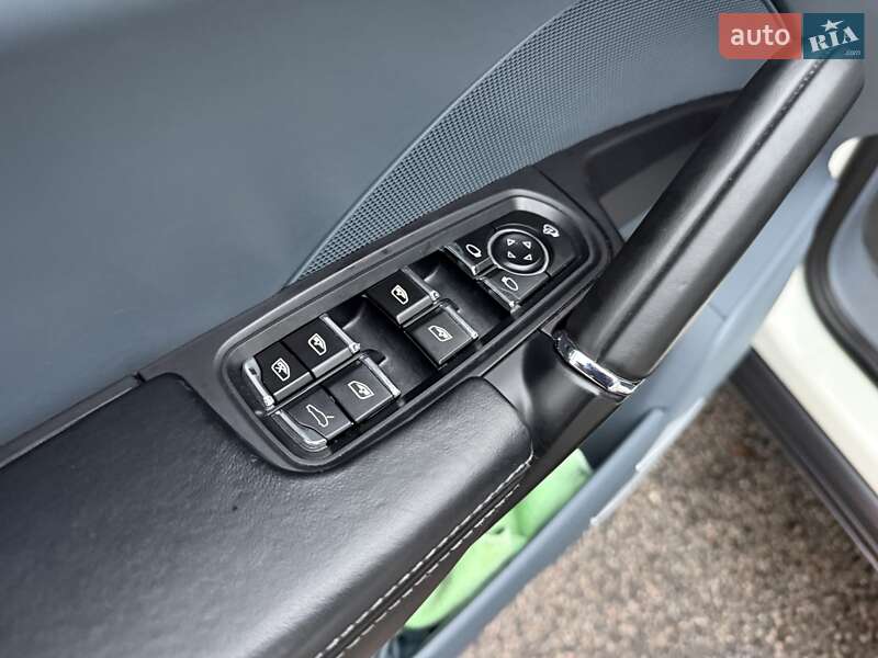 Внедорожник / Кроссовер Porsche Cayenne 2011 в Днепре