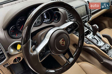 Внедорожник / Кроссовер Porsche Cayenne 2015 в Киеве