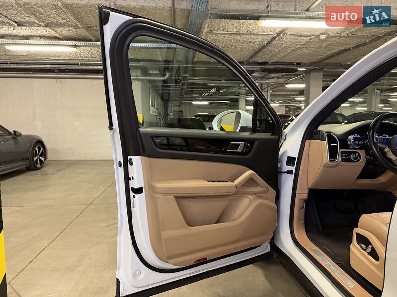 Внедорожник / Кроссовер Porsche Cayenne 2019 в Киеве