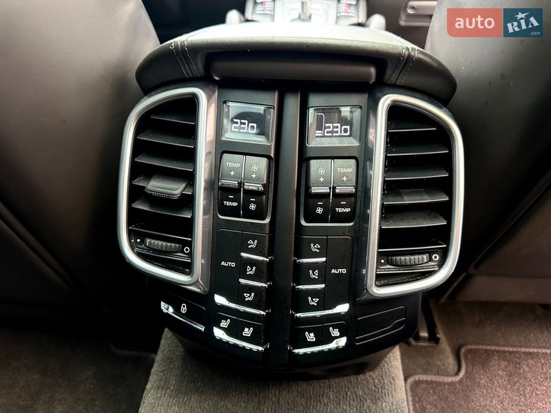 Позашляховик / Кросовер Porsche Cayenne 2015 в Києві