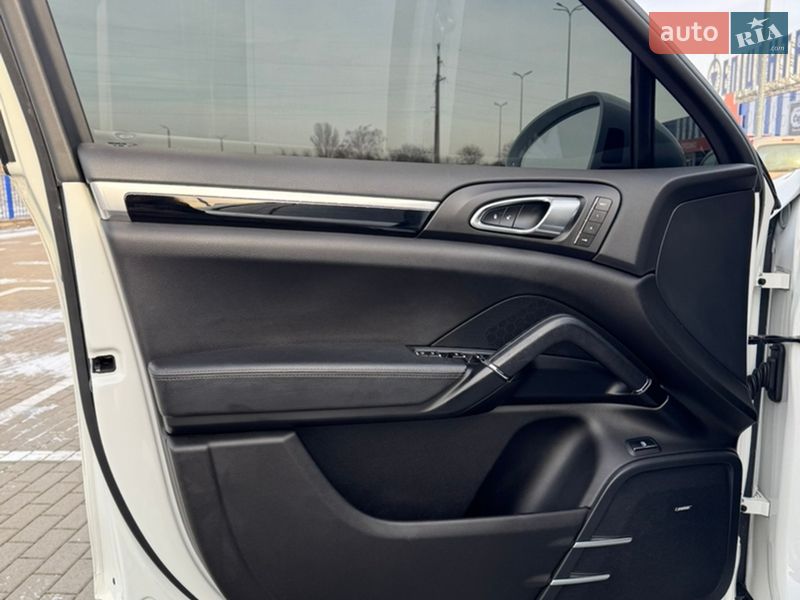 Позашляховик / Кросовер Porsche Cayenne 2017 в Нововолинську