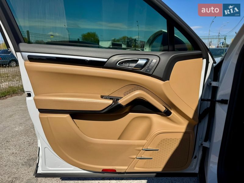 Внедорожник / Кроссовер Porsche Cayenne 2016 в Киеве