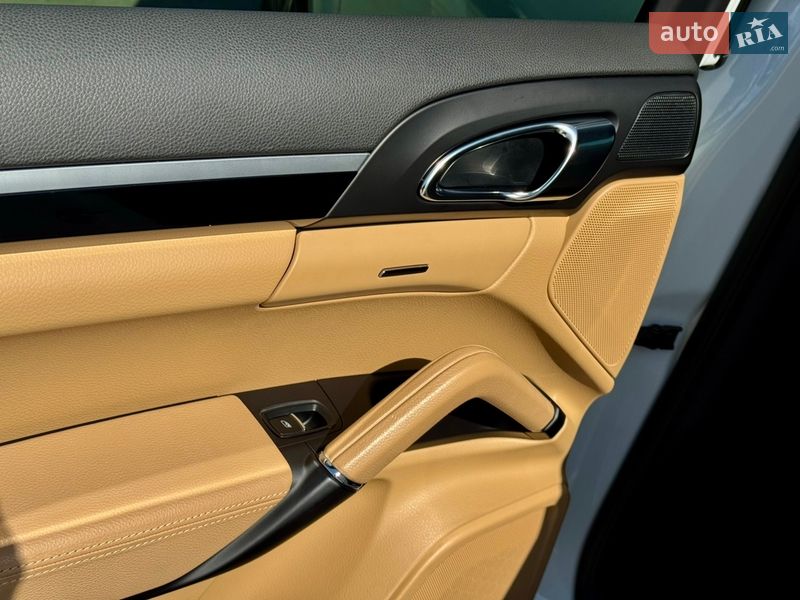 Внедорожник / Кроссовер Porsche Cayenne 2016 в Киеве