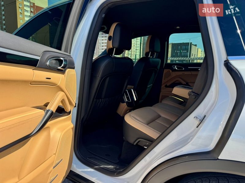 Внедорожник / Кроссовер Porsche Cayenne 2016 в Киеве