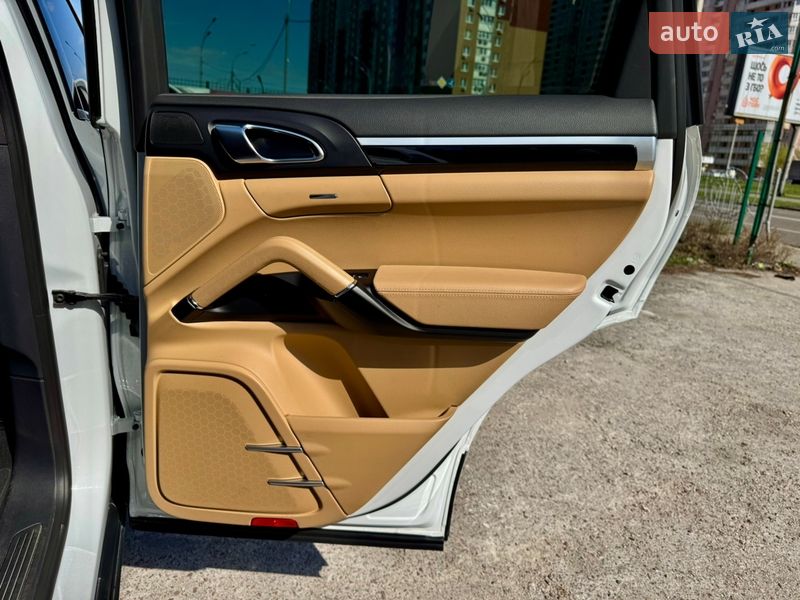 Внедорожник / Кроссовер Porsche Cayenne 2016 в Киеве