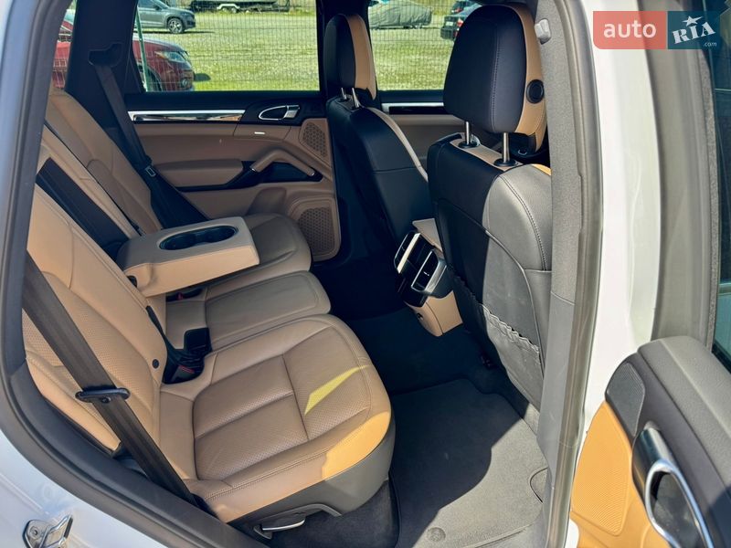 Внедорожник / Кроссовер Porsche Cayenne 2016 в Киеве