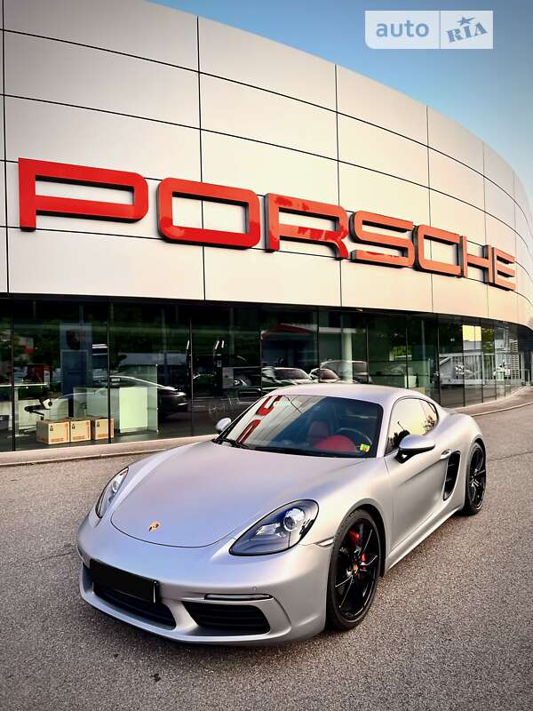 Купе Porsche Cayman 2016 в Киеве