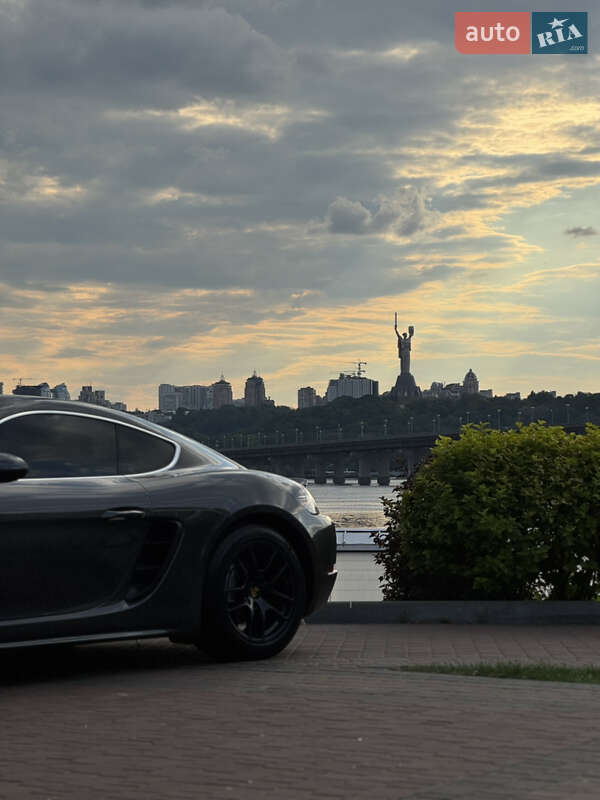 Купе Porsche Cayman 2017 в Киеве