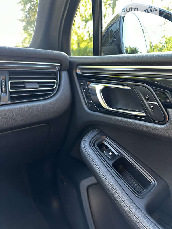 Внедорожник / Кроссовер Porsche Macan 2021 в Киеве