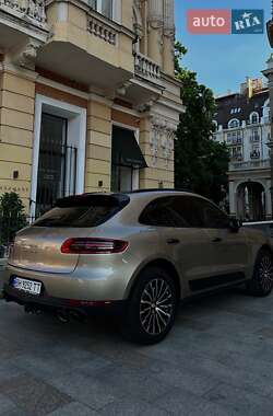 Внедорожник / Кроссовер Porsche Macan 2016 в 