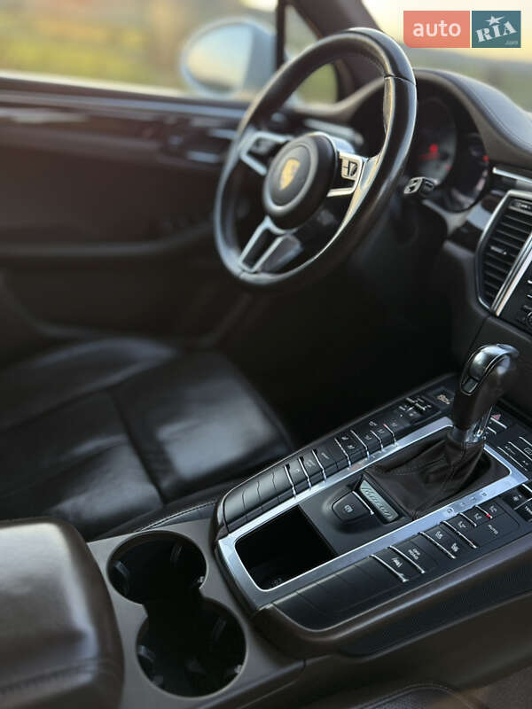 Внедорожник / Кроссовер Porsche Macan 2015 в Новоднестровске