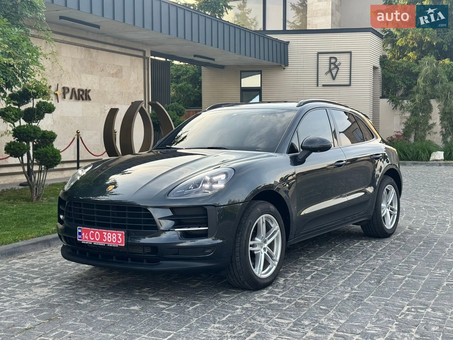 2020 Porsche Macan - мініатюра 2