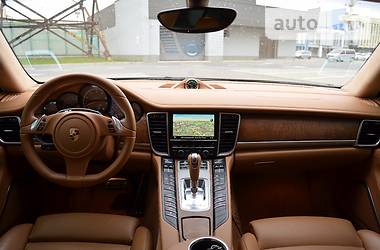 Седан Porsche Panamera 2010 в Львове