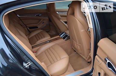 Седан Porsche Panamera 2010 в Львове