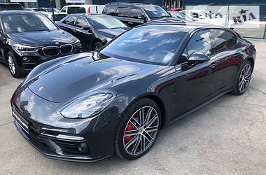 Седан Porsche Panamera 2018 в Киеве