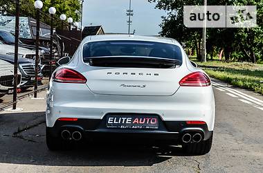 Седан Porsche Panamera 2013 в Киеве