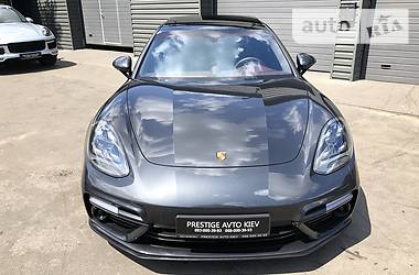 Седан Porsche Panamera 2018 в Киеве