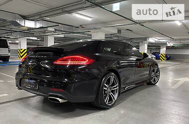 Седан Porsche Panamera 2016 в Киеве