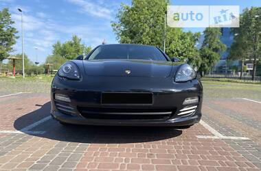 Седан Porsche Panamera 2011 в Киеве