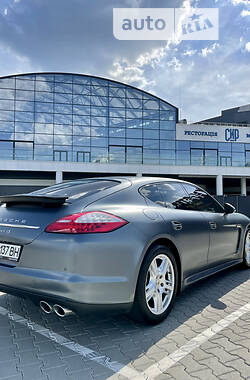 Седан Porsche Panamera 2012 в Києві