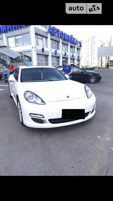 Седан Porsche Panamera 2010 в Києві