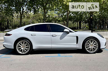 Лифтбек Porsche Panamera 2020 в 
