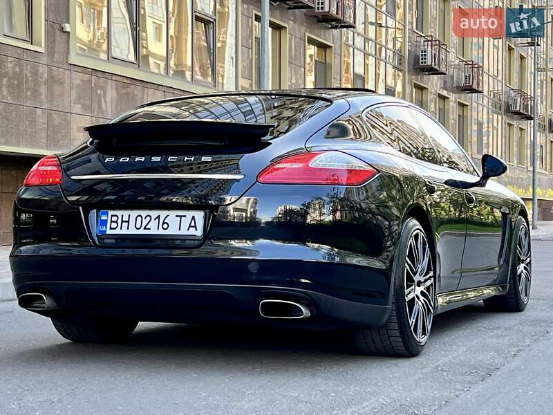 Седан Porsche Panamera 2012 в Одессе