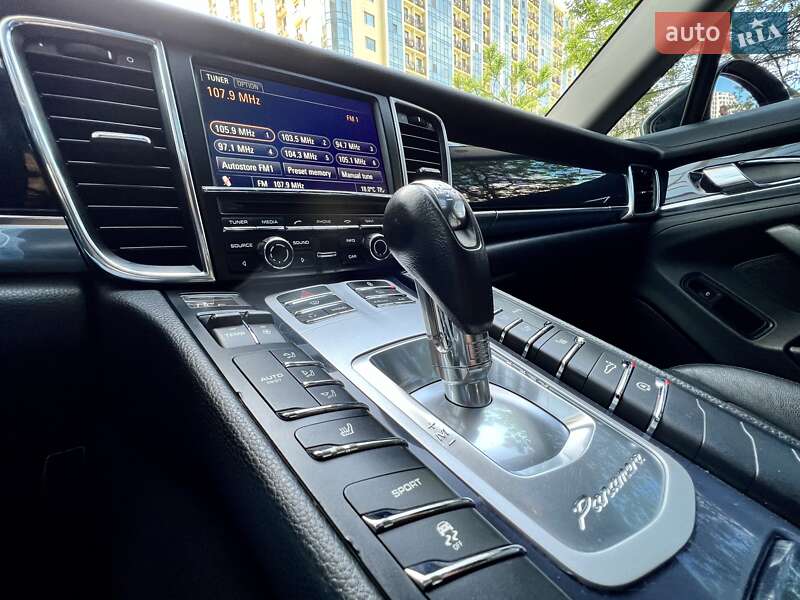 Седан Porsche Panamera 2012 в Одессе