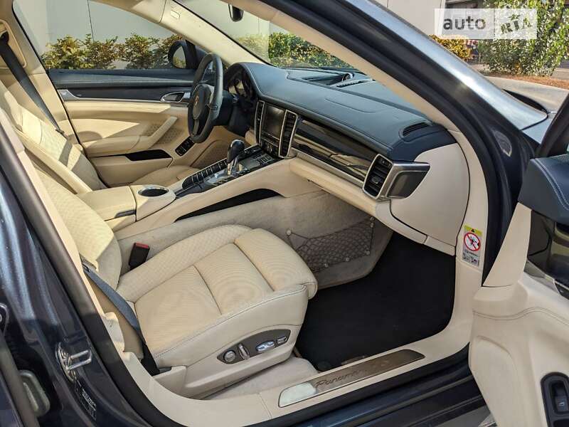 Фастбек Porsche Panamera 2010 в Києві