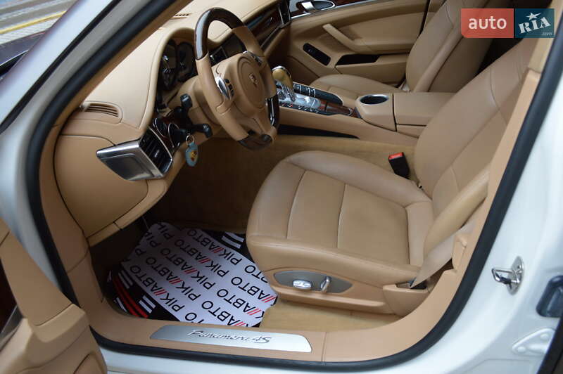 Фастбэк Porsche Panamera 2011 в Львове