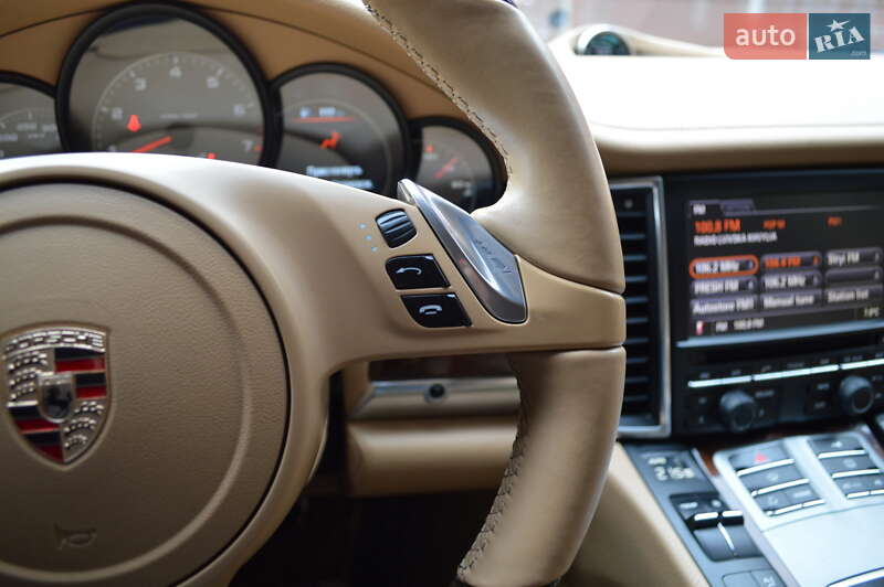 Фастбэк Porsche Panamera 2011 в Львове