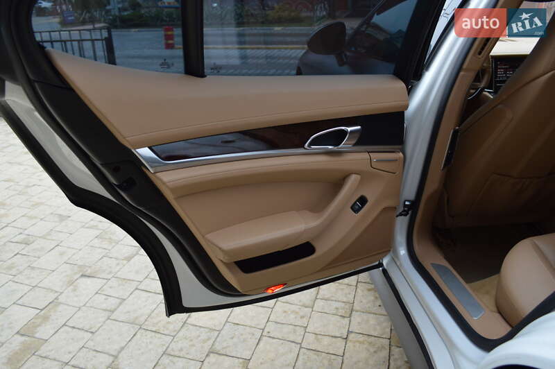 Фастбэк Porsche Panamera 2011 в Львове