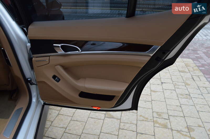 Фастбэк Porsche Panamera 2011 в Львове