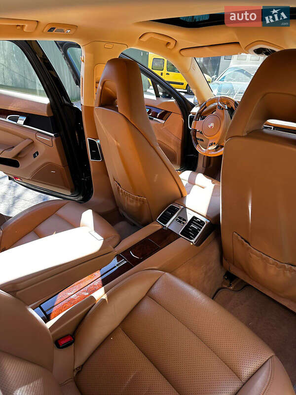 Фастбэк Porsche Panamera 2012 в Львове