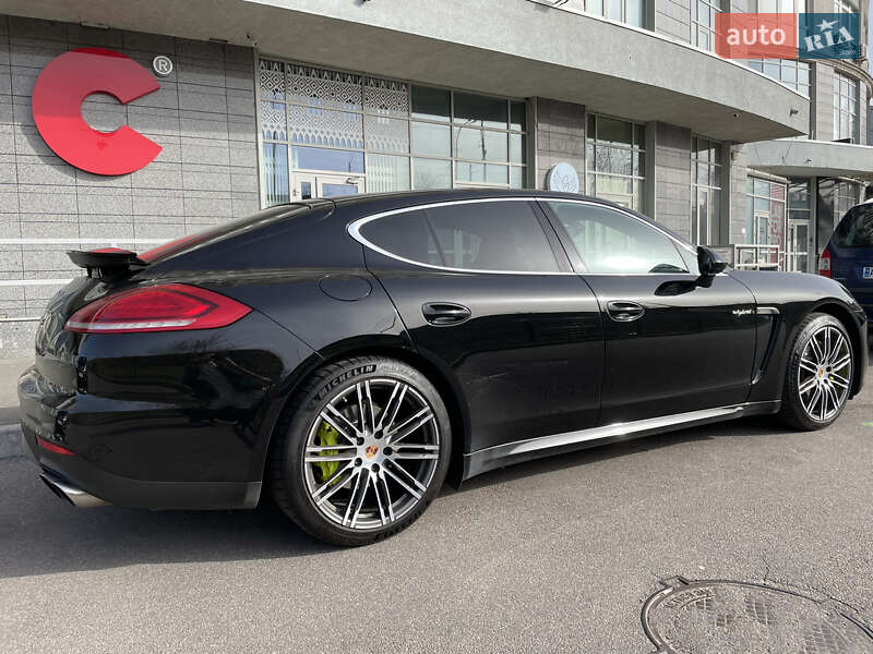 Фастбэк Porsche Panamera 2013 в Киеве
