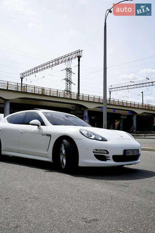 Фастбэк Porsche Panamera 2011 в Одессе