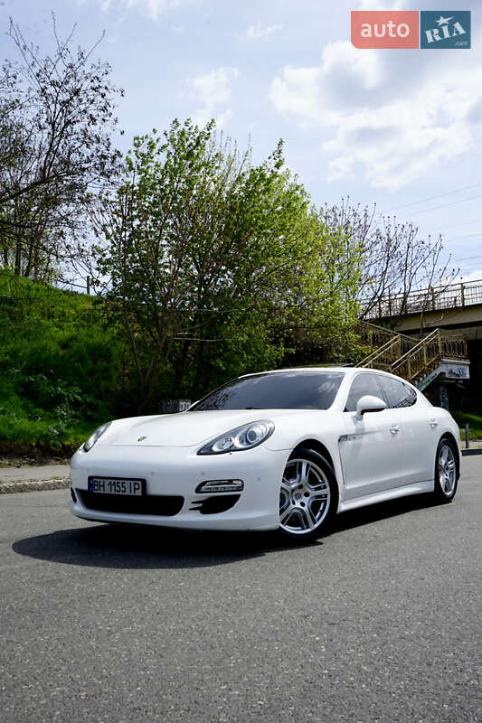 Фастбэк Porsche Panamera 2011 в Одессе