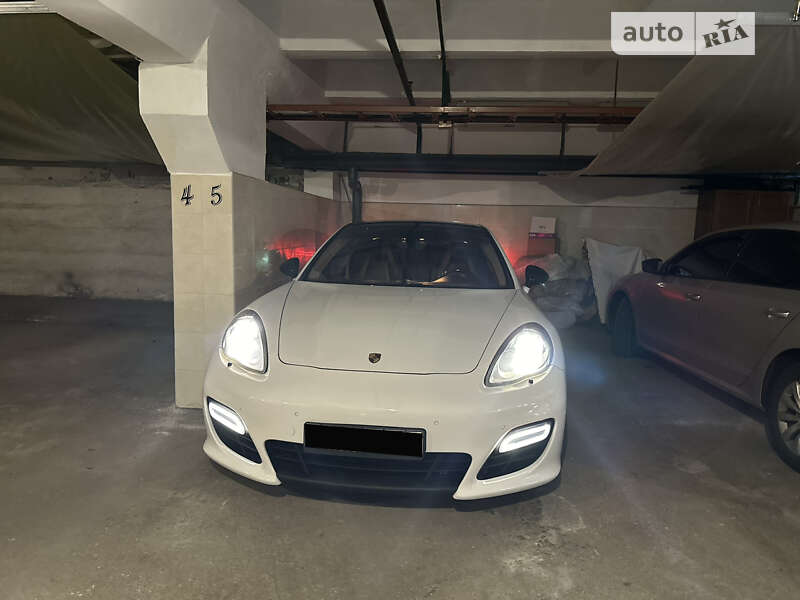 Фастбэк Porsche Panamera 2011 в Киеве