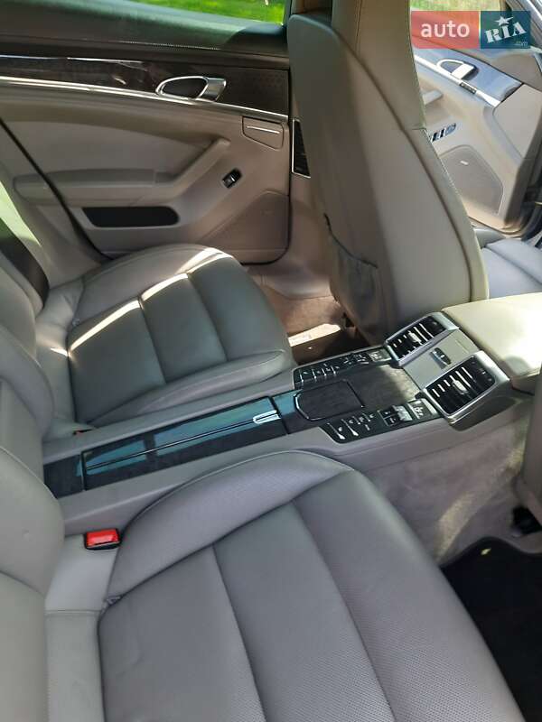 Фастбек Porsche Panamera 2011 в Києві
