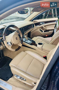 Фастбэк Porsche Panamera 2013 в 