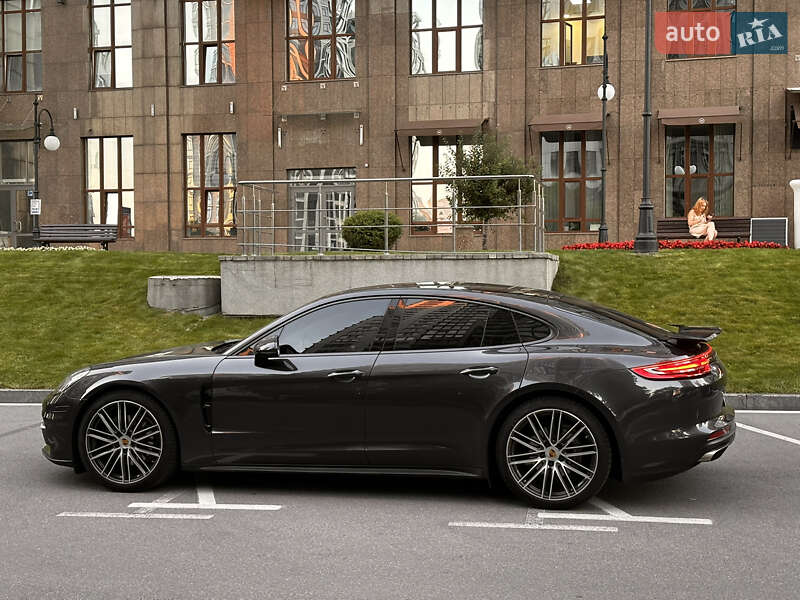 Фастбек Porsche Panamera 2018 в Києві