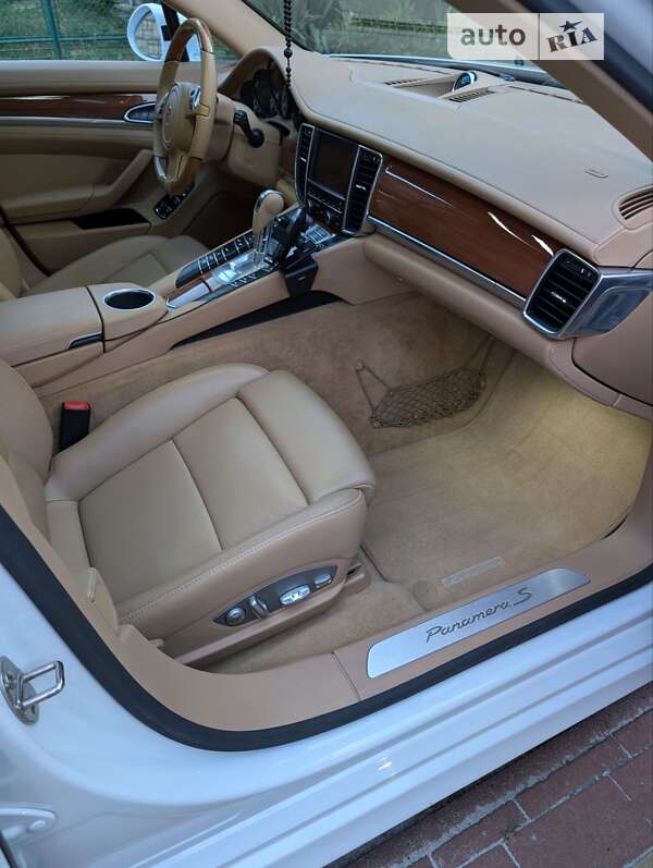 Фастбек Porsche Panamera 2014 в Ужгороді фото 38 Фастбек Porsche Panamera 2014 в Ужгороді