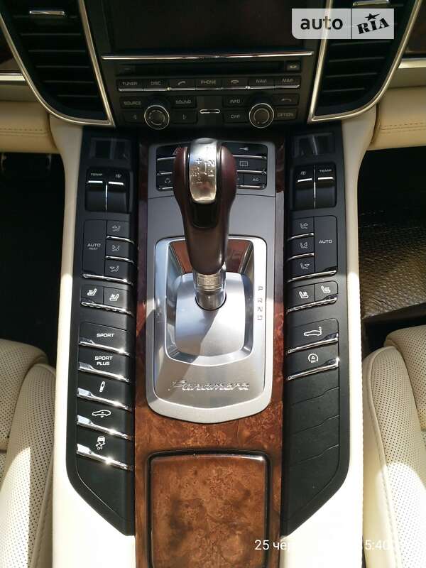 Фастбек Porsche Panamera 2011 в Києві