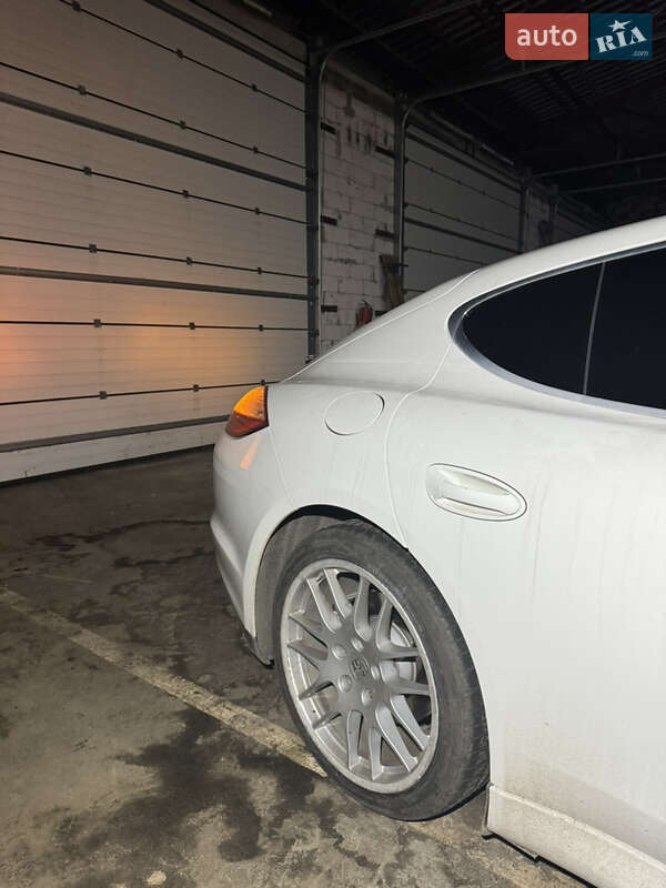 Фастбэк Porsche Panamera 2010 в Киеве