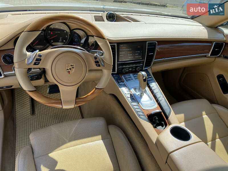 Фастбек Porsche Panamera 2012 в Одесі
